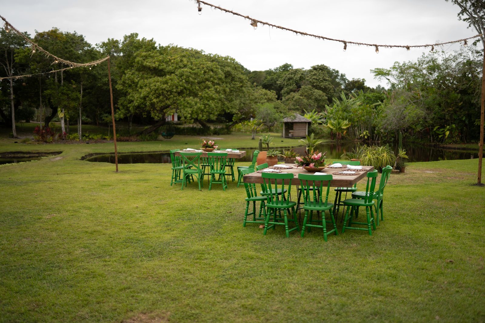 Mesas no jardim