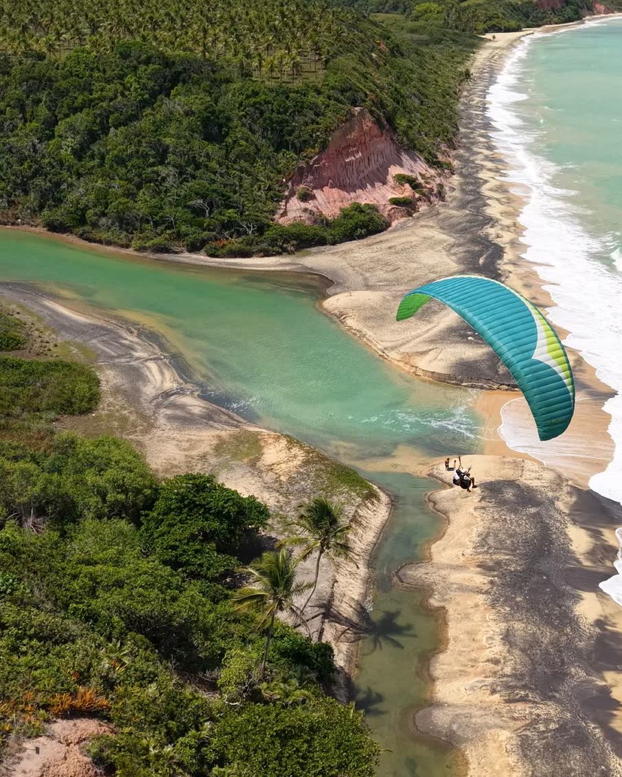 Voo de parapente sobre a falésia com vista do mar e da costa