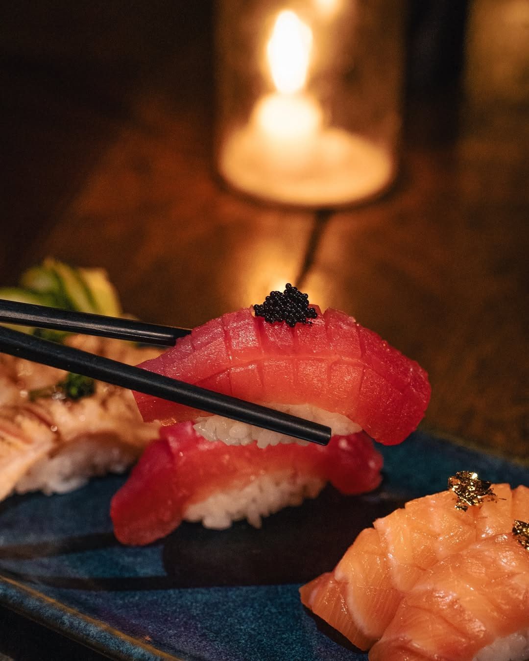 Mangue Sushi Bar com peças frescas à luz de velas