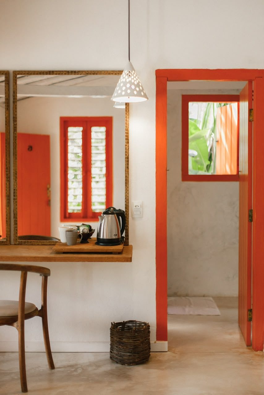 Cantinho do café do Bangalô Laranja junto à porta laranja