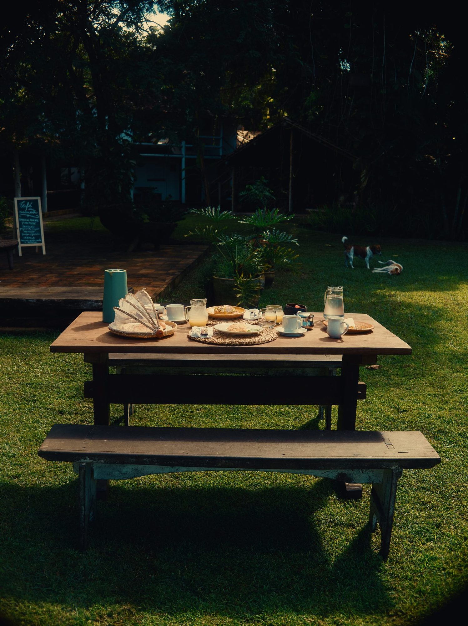 Mesa de café no jardim